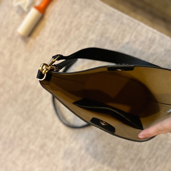 Tory Burch McGraw Pebbled Leather Bucket Bag and Matching Wallet - Picture 6 of 16